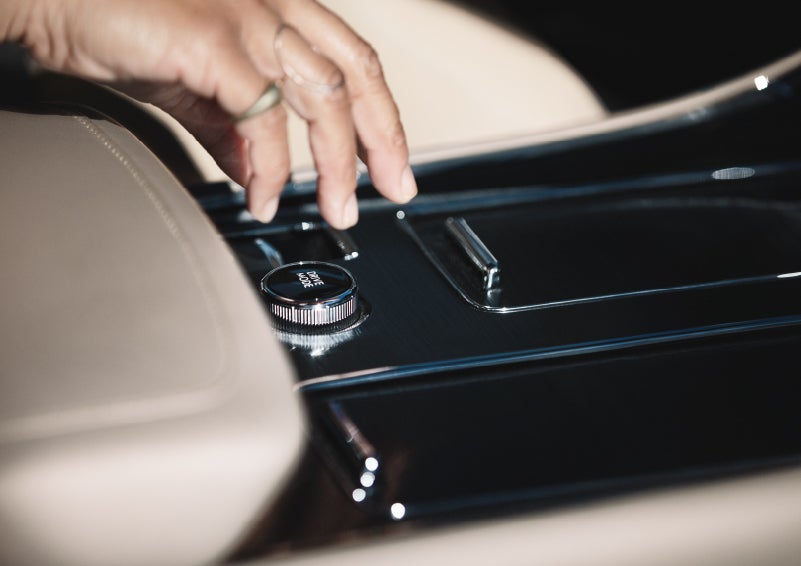 A hand reaching for the Lincoln Drive Modes knob of a 2024 Lincoln Aviator® SUV | Pinnacle Lincoln in Nicholasville KY
