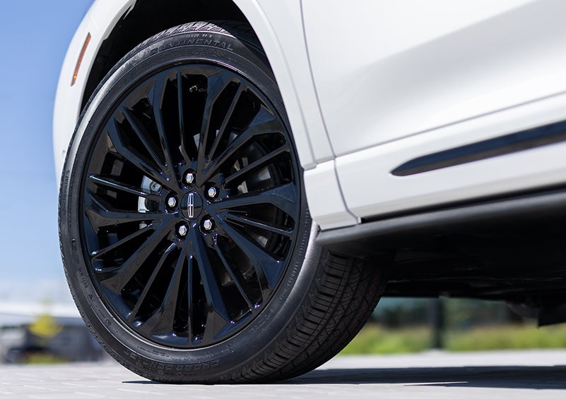 The stylish blacked-out 20-inch wheels from the available Jet Appearance Package are shown. | Pinnacle Lincoln in Nicholasville KY