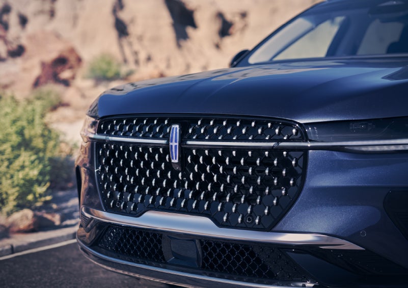 The stylish grille of a 2024 Lincoln Nautilus® SUV sparkles in the sunlight. | Pinnacle Lincoln in Nicholasville KY