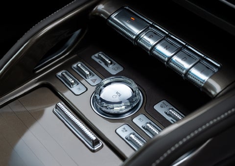 A crystal-inspired volume knob is shown in the center floor console of a 2024 Lincoln Nautilus® SUV. | Pinnacle Lincoln in Nicholasville KY
